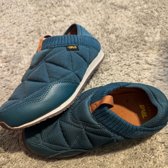 Teva Slip Ons Size 6 - Picture 2 of 3